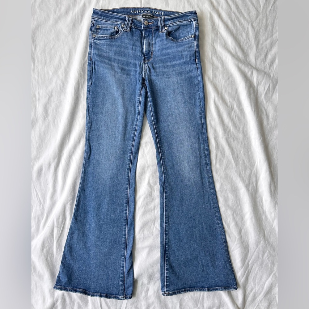 American Eagle Low-Rise Flare Jeans Size 8 Regular Next Level Stretch